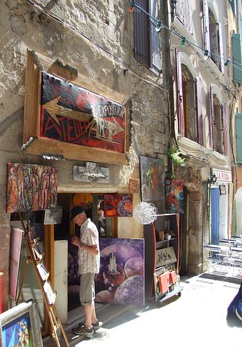 enge Altstadt Gassen mit schnen Geschften in Anduze