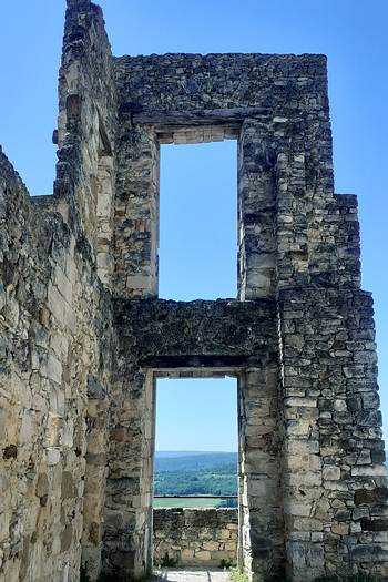 Reste der Burg von Cornillon werden zu Theateraufführungen genutzt.