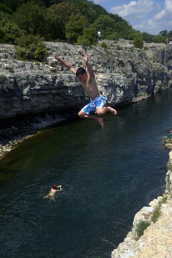 Ein Sprung von den Felsen der Kaskaden von Sautadet ins kühle Nass der Cèze