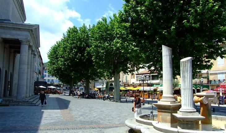 On the left the Temple of Anduze, on the right the Fontaine du Bicentenaire