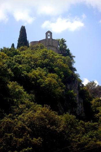 Die romanische Chapelle Saint-Pierre-ès-Liens in La Roque-sur-Cèze aus dem 11. Jahrhunderts