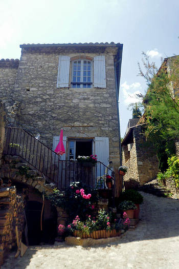 Wegen seiner mittelalterlich geprägten Architektur zählt La Roque-sur-Cèzezu den schönsten Dörfern in Frankreich.