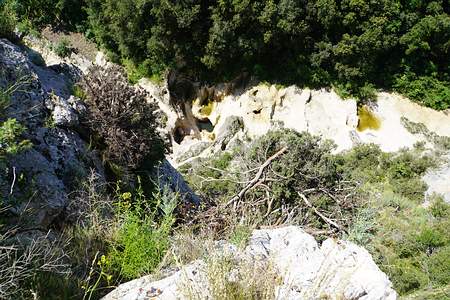 Blick hinab in die Schlucht Gorges de l´Aiguillon. Je nach Wasserstand sind die Gumpen mit Wasser gut gefüllt oder ausgetrocknet.