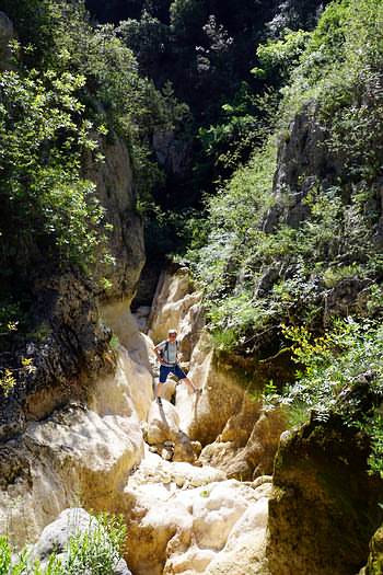 Bei wenig Wasser lässt es sich nochmals ca. 30 Minuten flußabwärts wandern.