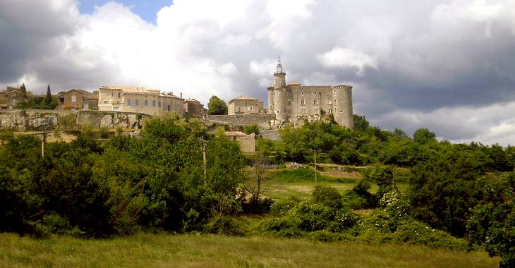 Das mittelalterliche Wehrdorf, welches auf einer Höhe von rund 270 Metern über dem Tal des Aiguillon thront, zählt zu den schönsten Dörfern in ganz Frankreich.