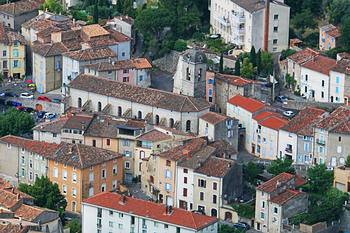 Blick auf die Dächer von Anduze und Kirche Saint Etienne