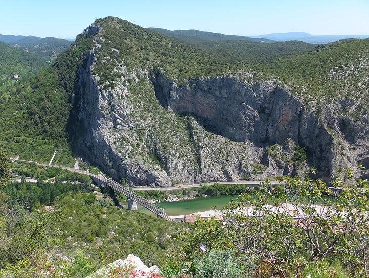 Eisenbahnbrücke, die unmittelbar nach einem Tunnelausgang von Anduze über den Gardon führt.